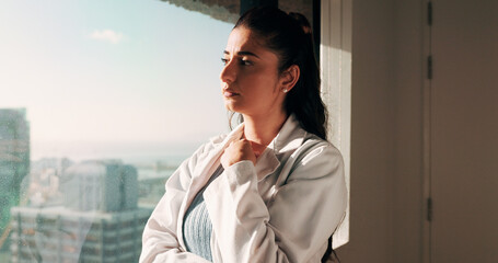 Obraz premium Doctor, woman or thinking at clinic window for clinical insight, diagnostic challenge or idea. Healthcare, professional or contemplating in hospital for treatment plan, medical decision or reflection