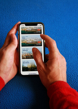 Buscando reserva en tel&eacute;fono viaje destino tur&iacute;stico lugar, precio y hotel vacaciones en m&oacute;vil smartphone travel celular