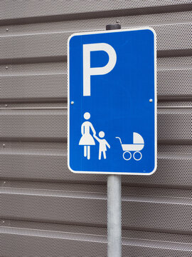 Mutter Kind Parkplatz - Familienparkplatz - neues Schild f&uuml;r bevorzugtes Parken mit Kleinkindern