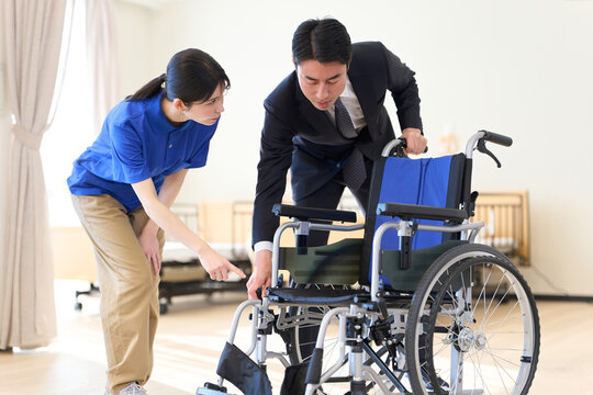 車椅子の説明をする福祉用具専門相談員