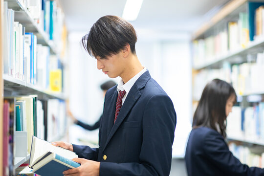 本を選ぶ高校生