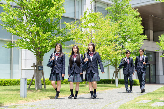 歩く高校生グループ	