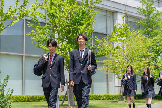 歩く高校生グループ	