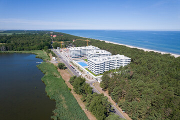 Naklejka premium Aerial view of seaside apartment resort between lake and sea