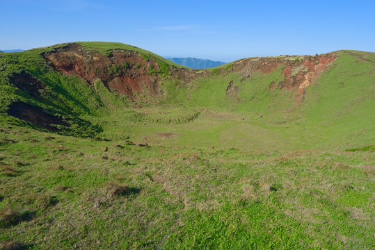 熊本県の阿蘇山、木島岳の山頂（左）と火口