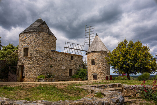 Les trois tours Moulins de Faug&egrave;res dans l'H&eacute;rault en France