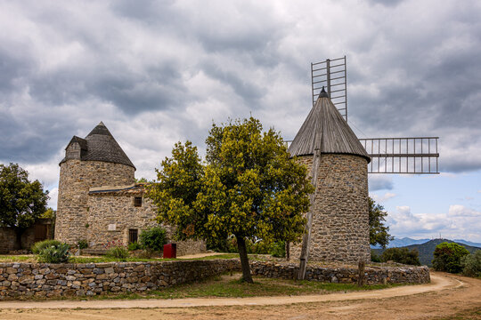 Les trois tours Moulins de Faug&egrave;res dans l'H&eacute;rault en France
