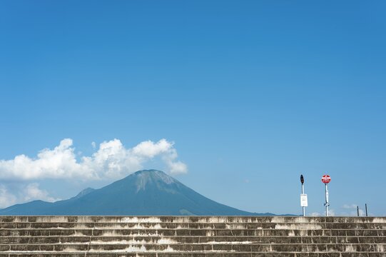 鳥取県伯耆町の植田正治写真美術館前から望むコンクリートの階段と夏の伯耆大山/Concrete Stairs and Summer Mount Daisen Viewed from the Front of Shoji Ueda Museum of Photography in Hoki Town, Tottori Prefecture