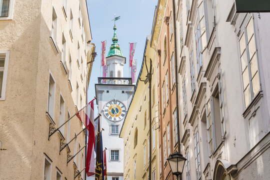Fassaden der Innenstadt von Salzburg mit dem Alten Rathaus