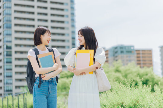 大学のキャンパスを歩く女子大生二人組