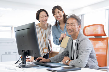 Naklejka premium オフィスで働く男女のエンジニア