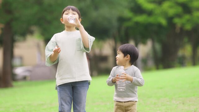 公園で水分補給する子供達
