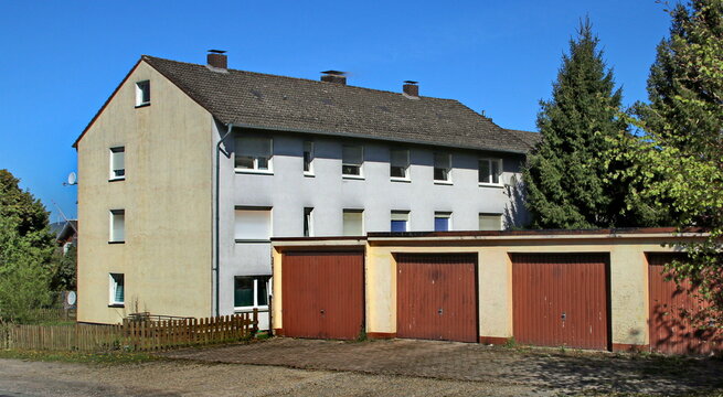 Mehrfamilienhaus mit Garagen