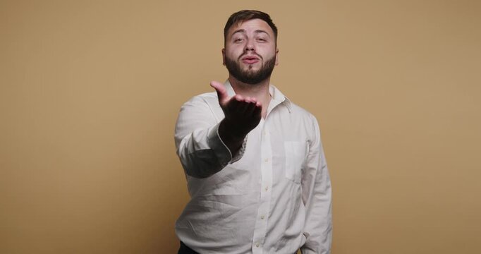 Man expresses emotions in sign language in four frames on a plain background with a simple shirt