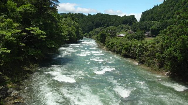 豪雨の後も濁っていない清流