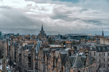 Obraz premium Historic Old Town streets in Edinburgh, Scotland. Scenic view of ancient gothic architecture, cobbled alleyways and traditional Scottish culture.