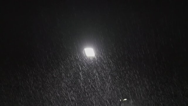Lights and raindrops at night during the rainy season.