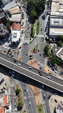 Drone registra avenida movimentada e o horizonte urbano de Campinas destacando edif&iacute;cios modernos, fluxo intenso de ve&iacute;culos e infraestrutura vi&aacute;ria da cidade.