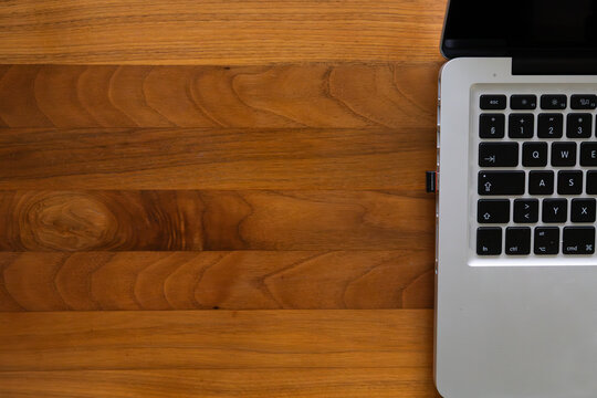 Ordinateur portable sur bureau en bois avec large espace de copie