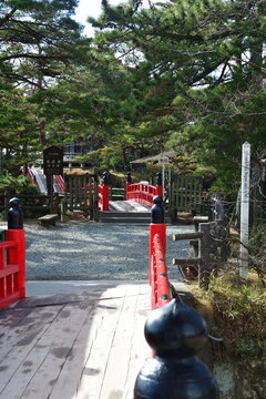 瑞巌寺五大堂に続く赤い橋（宮城県松島町）