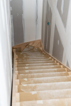 Escalier en cours de r&eacute;novation sur un chantier, montrant une mont&eacute;e d&rsquo;escaliers en travaux avec mat&eacute;riaux bruts, ambiance industrielle et perspective de construction.