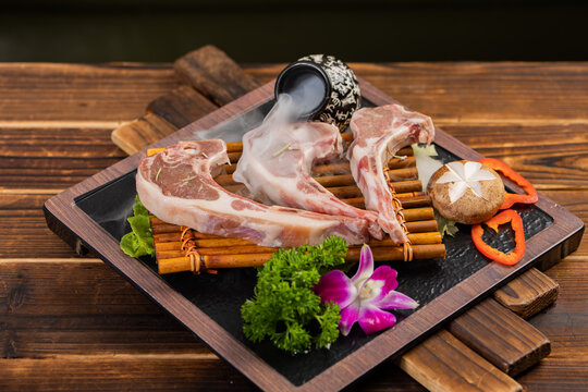 노릇하게 구운 고급 양갈비 구이 숄더랙 프렌치랙 숯불 바비큐 양고기 식재료 Grilled Lamb Chops Premium Mutton Ribs Sholder Rack Charcoal BBQ 烤羊排 羊肉 烧烤 顶级食材 羊 가리비 韩国料理 ラムチョップ 羊肉 焼き肉 炭火焼き 高級食材 バーベキュー Chuletas de Cordero C&ocirc;tes d'Agneau G