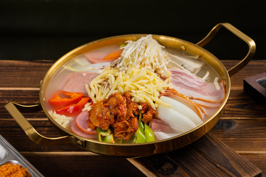 보글보글 끓는 얼큰한 부대찌개 햄 소시지 전골 한국 전통 매운 찌개 요리 식재료 Boiling Korean Army Stew Budae Jjigae Spicy Ham Sausage Hot Pot 韩国部队火锅 辛辣 浓郁汤底 伴餐 传统美食 聚餐 韩国料理 プデチゲ 韓国風アーミースチュー 鍋料理 辛口 居酒屋 おつまみ スープ Budae Jjigae Estofado M