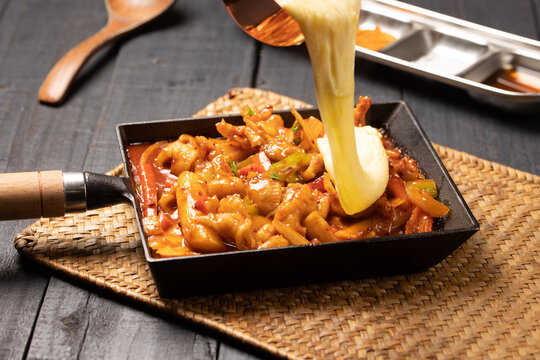 매콤한 치즈 불닭발 구이 화끈한 양념 닭발 모차렐라 치즈 토핑 야식 안주 식재료 Spicy Korean Chicken Feet with Melted Cheese Bul-dakbal K-Food 夜宵 芝士 辣鸡爪 韩国料理 下酒菜 爆辣 芝士控 チーズ タッパル 激辛 鶏足 とろけるチーズ 韓国料理 おつまみ 夜食 Patas de Pollo Picantes con Qu