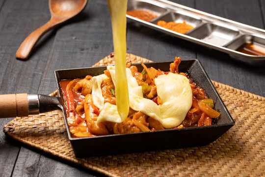 매콤한 치즈 불닭발 구이 화끈한 양념 닭발 모차렐라 치즈 토핑 야식 안주 식재료 Spicy Korean Chicken Feet with Melted Cheese Bul-dakbal K-Food 夜宵 芝士 辣鸡爪 韩国料理 下酒菜 爆辣 芝士控 チーズ タッパル 激辛 鶏足 とろけるチーズ 韓国料理 おつまみ 夜食 Patas de Pollo Picantes con Qu