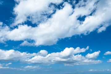 Obraz premium 爽やかで気持ちの良い晴天、ダイナミックな雲の広がりを見せる夏の空