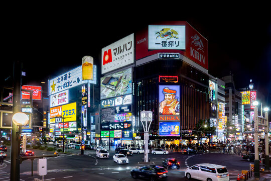 2026年5月、北海道札幌市中央区にて、日本有数の歓楽街・すすきの交差点のきらびやかな夜景と有名なニッカの看板