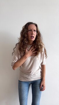 C&aacute;mara lenta de mujer blanca con dolor en el pecho