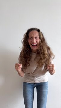 C&aacute;mara lenta de mujer blanca gritando con pu&ntilde;os cerrados