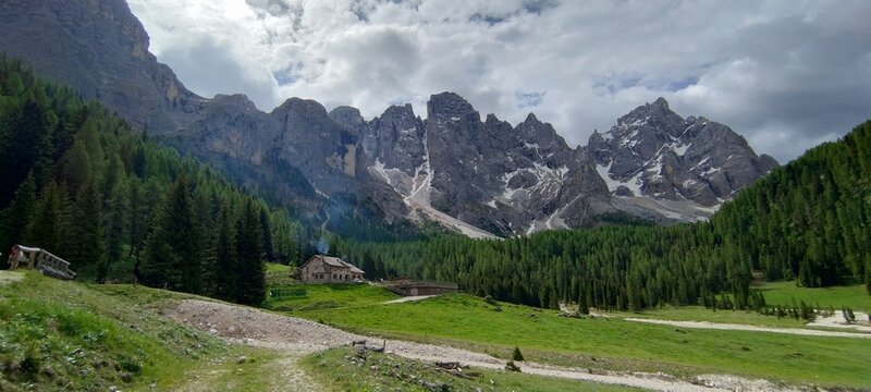 Sentiero escursionistico da Malga Venegiota verso Baita Segantini con vista sulle Pale di San Martino in Val Venegia