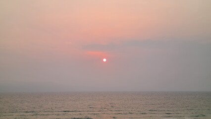 Magnifique soleil rouge-orangé au-dessus de l'océan atlantique un soir d'été (presqu'île du Cap Ferret) © Arnaud