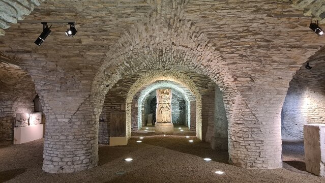 L'ancienne salle capitulaire et scriptorium de l'abbaye Saint-B&eacute;nigne de Dijon (actuel mus&eacute;e arch&eacute;ologique)