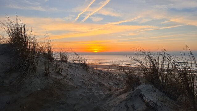 Un beau coucher de soleil sur la c&ocirc;te atlantique fran&ccedil;aise vu depuis le pied de la dune (presqu'&icirc;le du Cap Ferret)