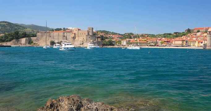Le port de la ville de Collioure avec le Ch&acirc;teau royal en arri&egrave;re plan au sud de la France