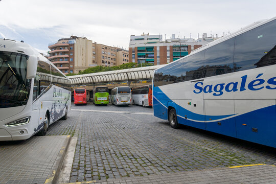 Vista angular de varios autobuses de pasajeros, incluyendo un autocar de Sagal&eacute;s, estacionados en las d&aacute;rsenas de la Estaci&oacute;n del Norte de Barcelona, Espa&ntilde;a en mayo de 2026.
