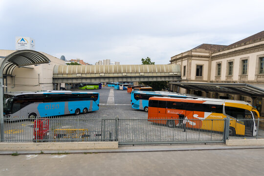 Panor&aacute;mica de autobuses de pasajeros de Sagales y Alsa estacionados en las d&aacute;rsenas de la Estaci&oacute;n del Nord de Barcelona en mayo de 2026, con el hist&oacute;rico puente peatonal de cristal y metal al fondo.