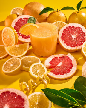 Bebida refrescante de c&iacute;tricos con frutas frescas