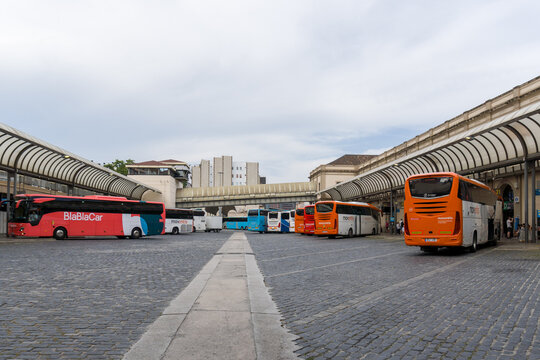 Vista sim&eacute;trica del patio central de la terminal de autobuses de la  Estaci&oacute;n del Norte de Barcelona (Espa&ntilde;a) en mayo de 2026 con autocares de servicios como BlaBlaCar y Moventis.