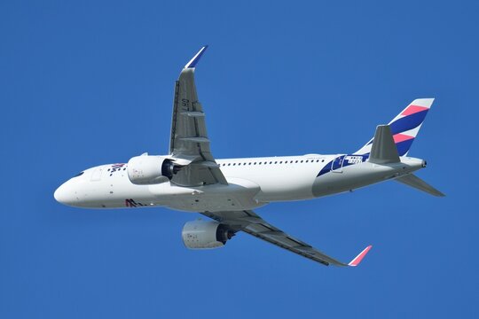 Latam A320neo en vol virage &agrave; droite