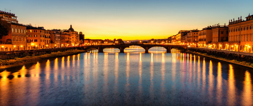 Blick auf die Ponte alla Carraia bei untergehender Sonne am Arno, Florenz, Italien