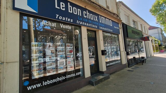 Saintes, France - April 21, 2026: Saintes. Real estate agency storefront with property listings displayed in windows, for Le bon choix immo in a commercial area