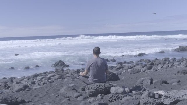 Meditaci&oacute;n en el mar