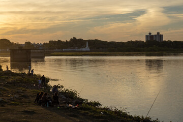 Naklejka premium Paraná river with people fishing on its shore