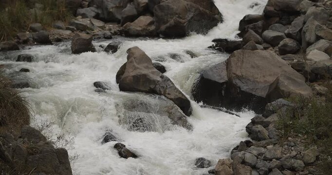 R&iacute;o con corriente fuerte