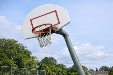 Naklejka premium A standalone basketball hoop with a net, ideal for backyard or recreational use