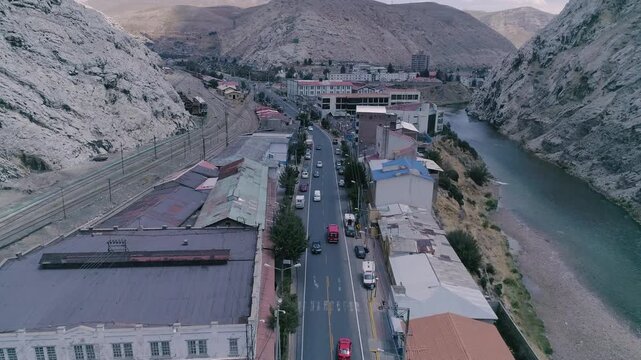 Pueblo junto al r&iacute;o